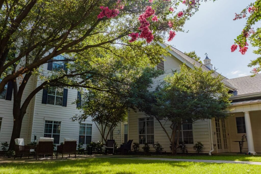 Landscaped Courtyard with Patio Seating at Memory Care Facility